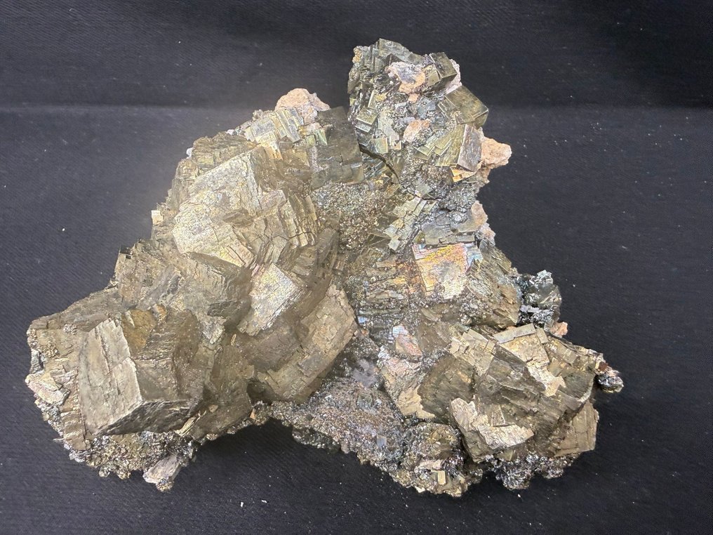 Cluster de pyrit frumos și ușor iridescent. Specimen - Înălțime: 12 cm - Lățime: 10 cm- 752 g #1.0