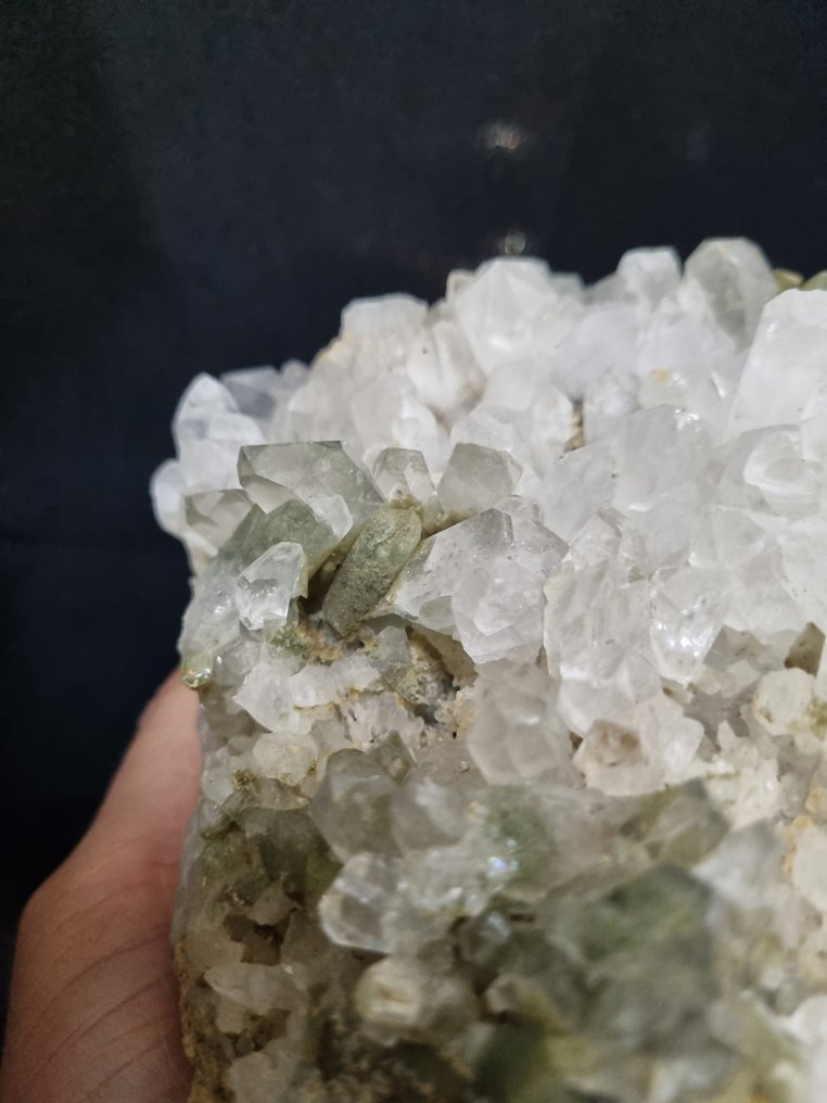 Rock crystal 总部 - 大型叶绿石水晶簇 - 高度: 164 mm - 闊度: 110 mm- 2000 g #3.2