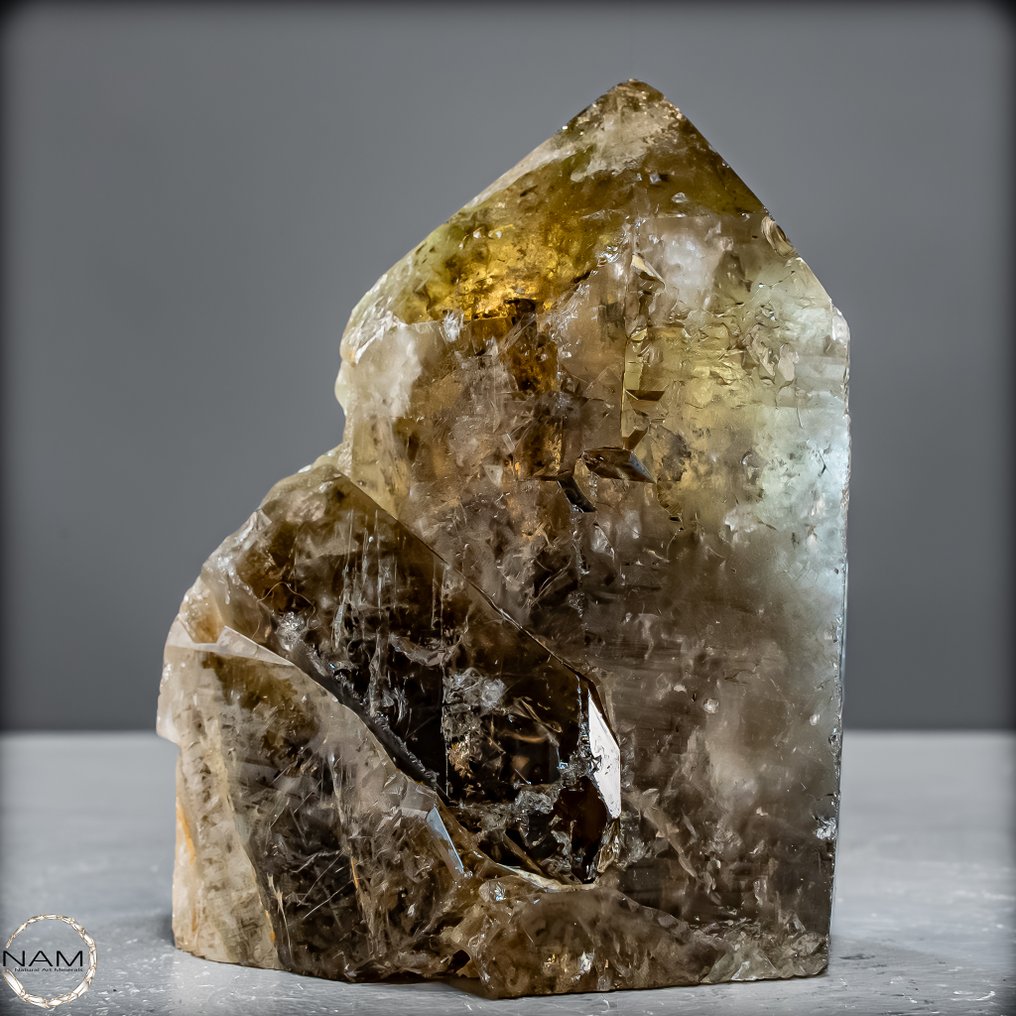地球般的优雅——带有金色光泽的烟水晶方尖碑 力量与优雅的原始形态,来自巴西- 782.96 g #1.0