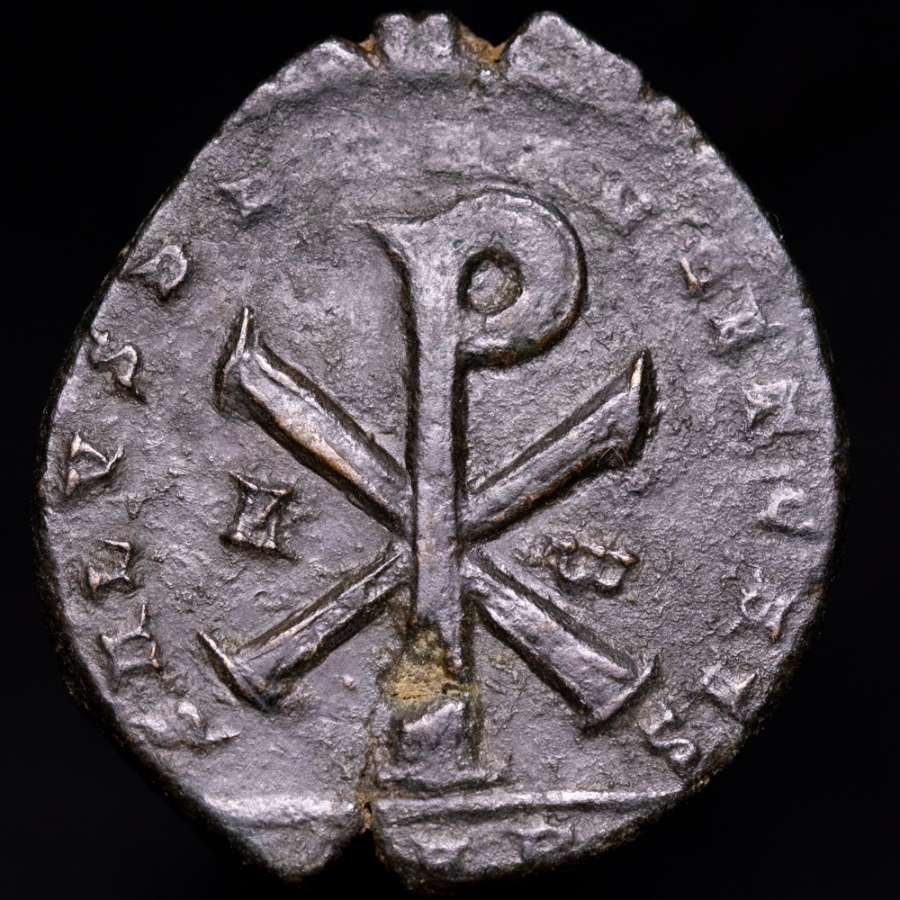 Romarriket. Decentius (AD 350/1-353). Double Maiorina Trier mint, AD 351-353. SALVS DD NN AVG ET CAES, large Chi-Rho; A-ω across fields, TRP in exergue.  (Ingen mindstepris) #1.0