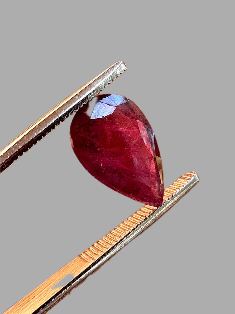 红宝石 真正的宝石！令人惊叹的透明切面粉色红宝石。天然3.30克拉，来自特别收藏。 - 高度: 12 mm - 宽度: 8 mm- 0.8 g #1.0
