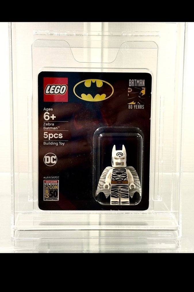 LEGO Minifigure - comcon059-1 - Minifigures, SDCC, Super Heroes - LEGO Comic-Con 2019 Zebra Batman Minifiguur (DC) –Nieuw #1.0