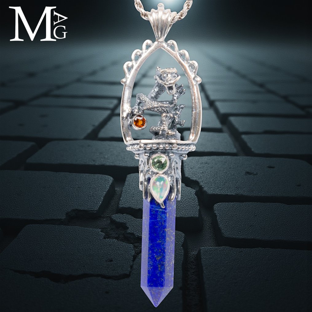 Dragon Line – Schmuck mächtiger Mythos. Amulett Drache aus Sterlingsilber mit Lapislazuli, Opal und Tourmalinen. - Höhe: 71 mm - Breite: 20 mm- 18 g #1.0