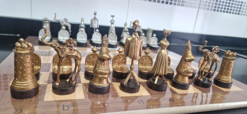 Juego de ajedrez - Ajedrez de Colección de Lujo de Salvador Dalí - Wood and polyurethane resin with injected metal #4.3