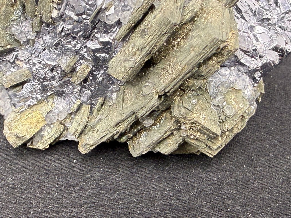 荧光方解石晶体在黄铁矿和方铅矿基质上 標本 - 高度: 7.5 cm - 闊度: 5 cm- 230 g #3.2