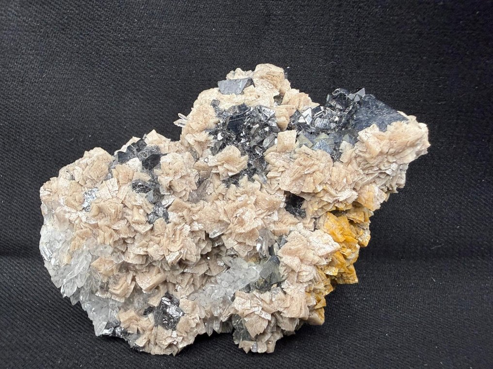 优质淡粉色的菱锰矿、闪锌矿、砷辉石和石英晶体 标本 - 高度: 9 cm - 宽度: 6 cm- 224 g #1.0