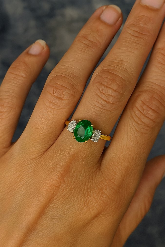 Ring - 18 kt Gelbgold -  3.23ct. tw. Smaragd - Diamant - Ring mit drei Steinen #1.0
