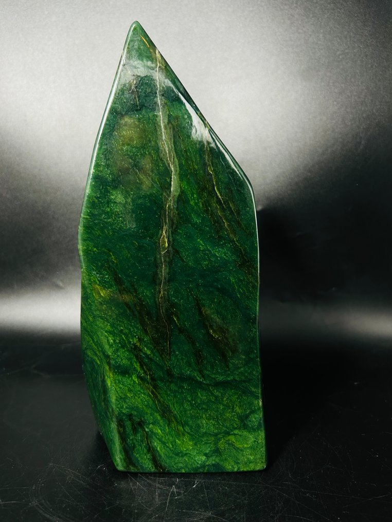 Exquisite Nephrite Jade Display Piece – Top-Quality Collector’s Stone - Höhe: 230 mm - Breite: 100 mm- 2598 g - (1) #1.0
