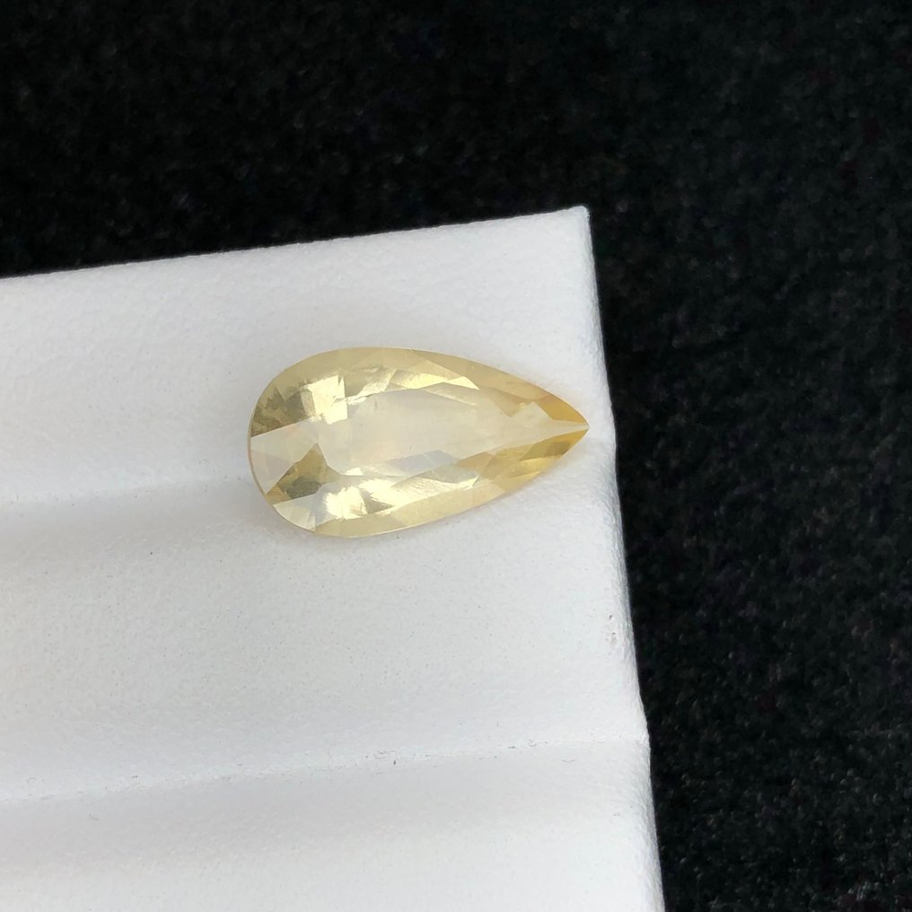 Zonder Minimumprijs - 1 pcs Geel Scapoliet - 3.28 ct - nternational Colored Gemstone Association (ICA GemLab) #1.0