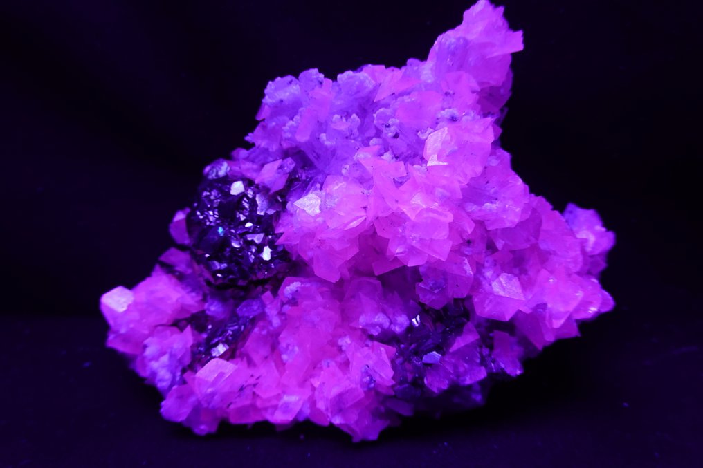 Φθορίζοντα κρύσταλλα ασβεστίτη σε χαλαζία που αναπτύσσονται μαζί με πυρίτη. Δείγμα - Ύψος: 13 cm - Πλάτος: 10 cm- 594 g #1.0