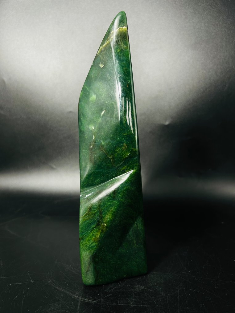 Exquisite Nephrite Jade Display Piece – Top-Quality Collector’s Stone - Höhe: 230 mm - Breite: 100 mm- 2598 g - (1) #1.0