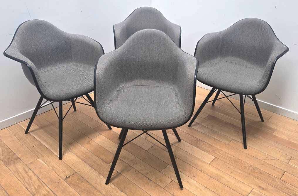 Vitra - Charles & Ray Eames - Πολυθρόνα (4) - Eames Πλαστική Πολυθρόνα - Πλαστικό, Textile, Χάλυβας #1.0