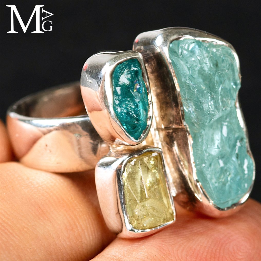 纯银戒指配以原石海蓝宝、黄水晶和霓虹磷灰石。 - 高度: 29.5 mm - 宽度: 23.5 mm- 14 g #3.2