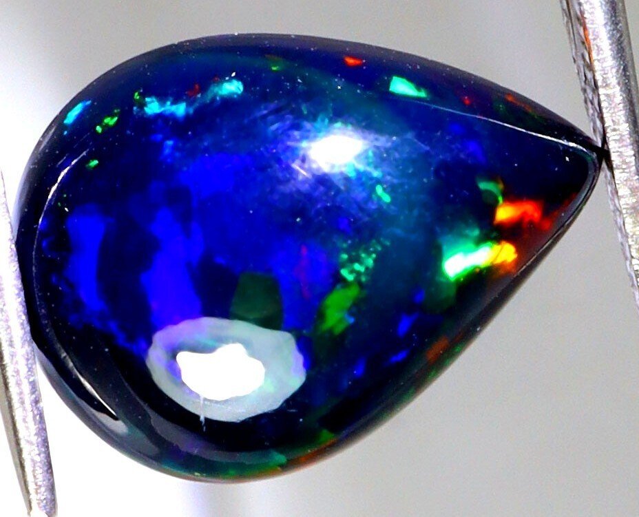 Genuine Black Opal with multicolored flashes - 3,28 ct. - No Reserve - Polished- 0.66 g #3.2