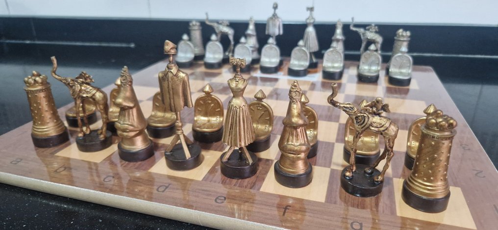 Juego de ajedrez - Ajedrez de Colección de Lujo de Salvador Dalí - Wood and polyurethane resin with injected metal #1.0