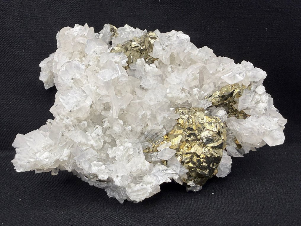 Φθορίζοντα κρύσταλλα ασβεστίτη σε χαλαζία που αναπτύσσονται μαζί με πυρίτη. Δείγμα - Ύψος: 13 cm - Πλάτος: 10 cm- 594 g #1.0