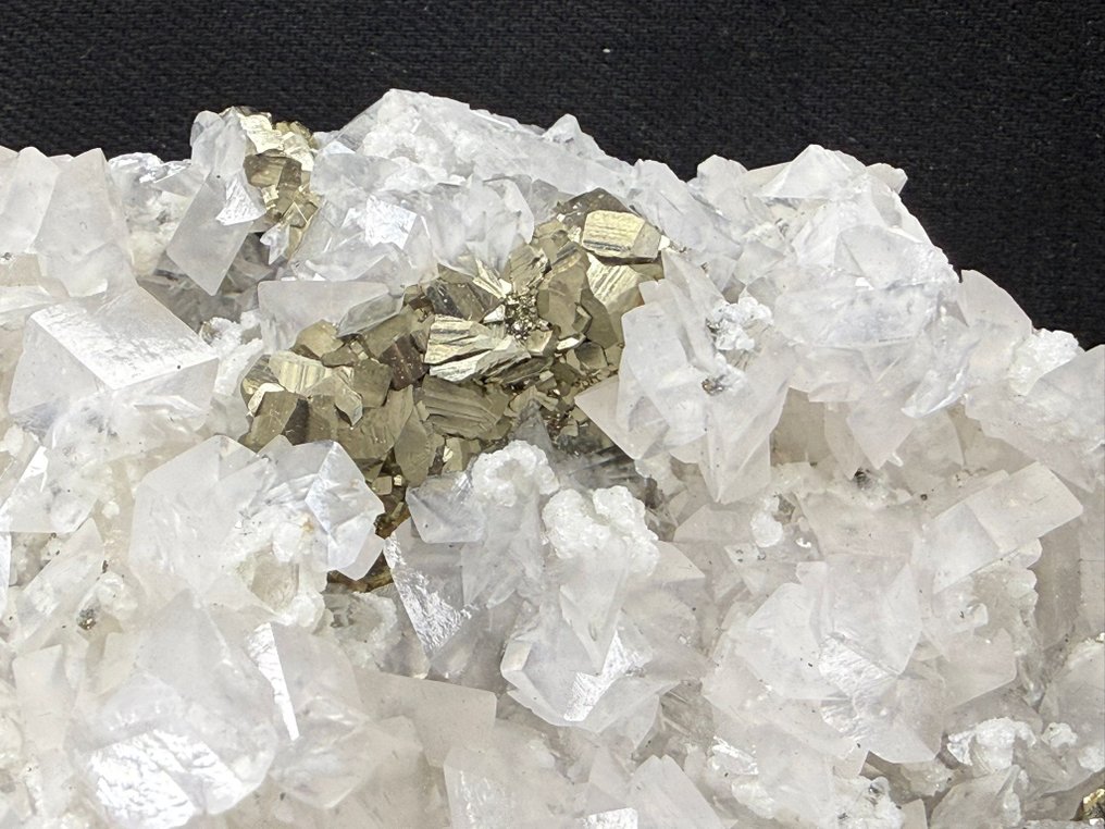 Φθορίζοντα κρύσταλλα ασβεστίτη σε χαλαζία που αναπτύσσονται μαζί με πυρίτη. Δείγμα - Ύψος: 13 cm - Πλάτος: 10 cm- 594 g #2.1