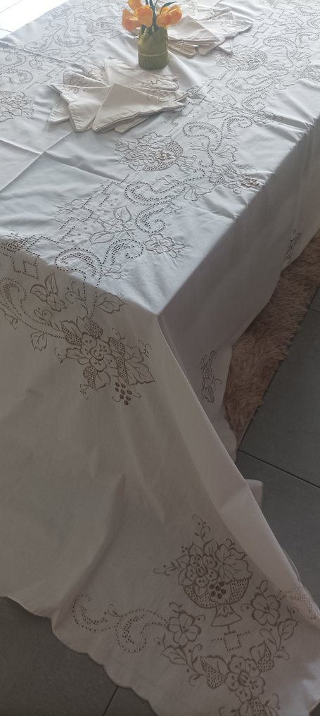 Prachtige handdoek met mooie borduursels in zijden draad. - Tafelkleed (13) - 260 cm - 175 cm #1.0