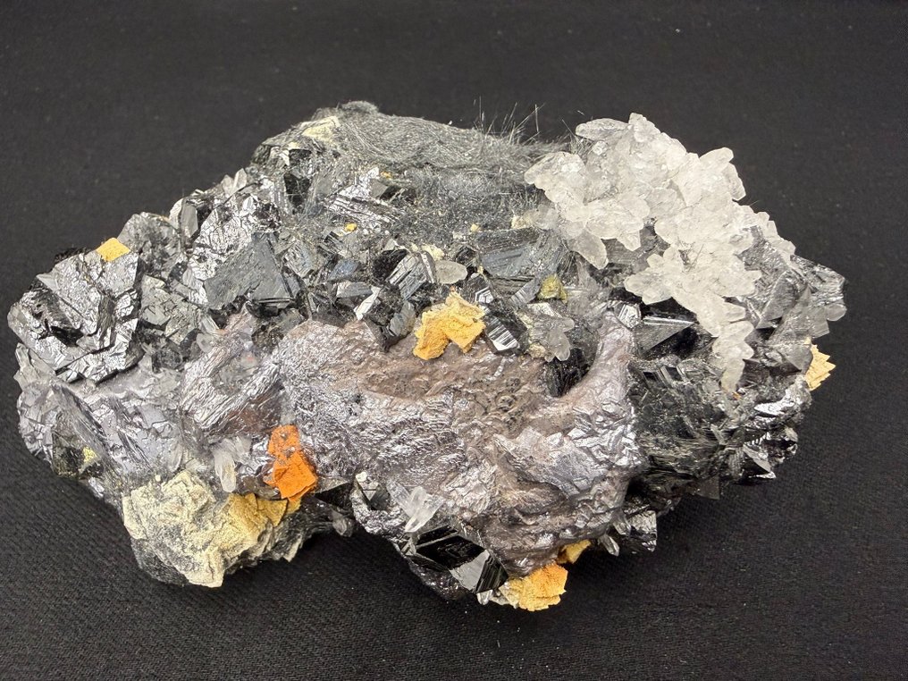 精彩的共生闪锌矿、方铅矿、黄铜矿、石英伴荧光方解石，以及大量的矿物。 标本 - 高度: 14 cm - 宽度: 9 cm- 1320 g #1.0