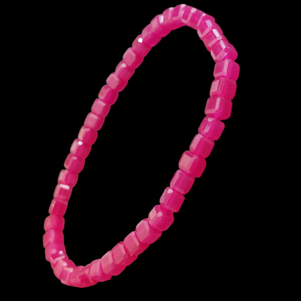 Βραχιόλι σε κορυνδόν ρουμπίνι πολύ φωτεινό. Πέρλες με κυβικές επιφάνειες χωρίς ελαττώματα. - Ύψος: 5 mm- 8 g #4.3