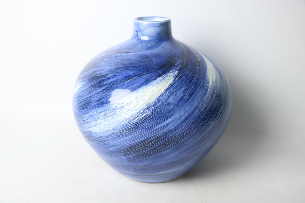 Vaso de Porcelana Sometsuke com Padrão de Ondas Dinâmicas e Turbilhonantes - Porcelana - Maeda Taishō (前田泰昭) - Japão - 1900-2000 #1.0