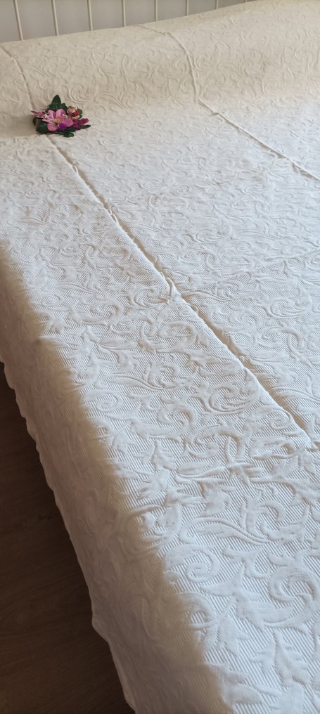Colcha elegante executada em algodão puro egípcio com padrão floral em relevo - Colcha  - 260 cm - 180 cm #2.1