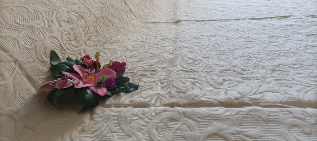Colcha elegante executada em algodão puro egípcio com padrão floral em relevo - Colcha  - 260 cm - 180 cm #1.0