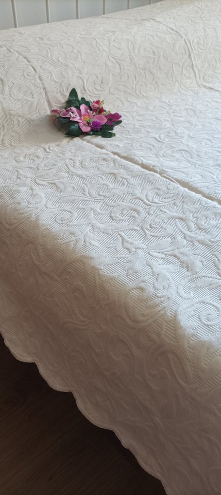 Colcha elegante executada em algodão puro egípcio com padrão floral em relevo - Colcha  - 260 cm - 180 cm #1.0