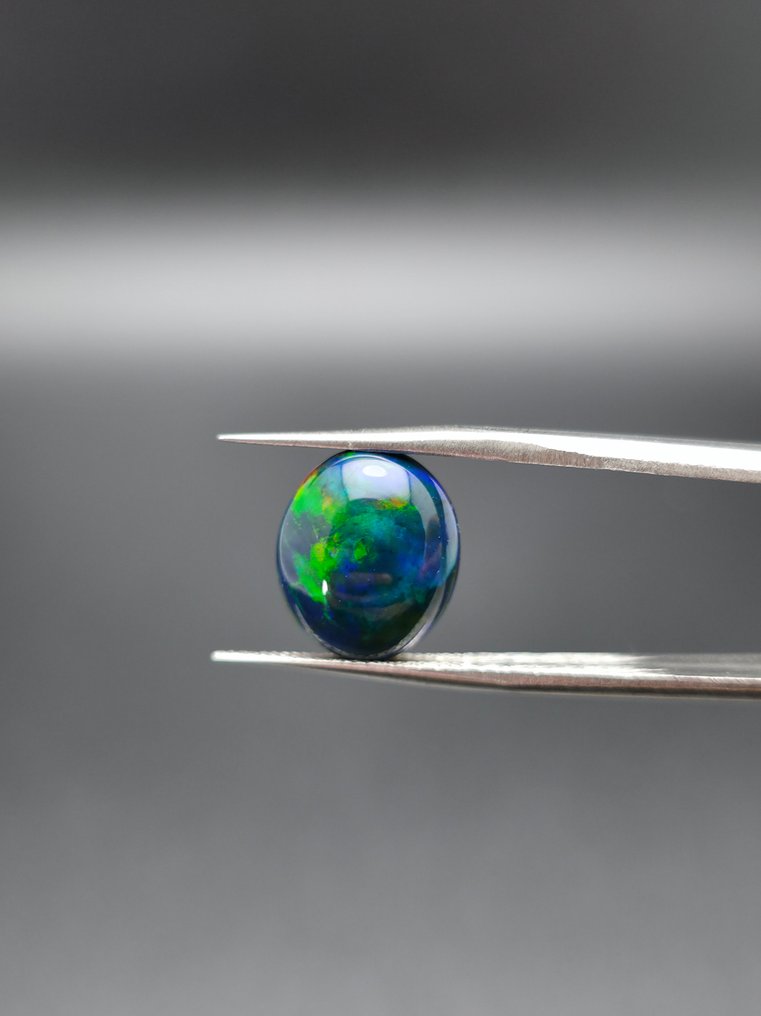 4.82 ct Black opal Cabochon - Height: 14.3 mm - Width: 11.3 mm- 0.96 g #4.3