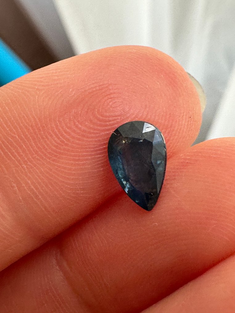 Ungewöhnlicher vollständig transparenter, augenreiner Top-Farb facettierter Saphir Kristall. 100 % - Höhe: 7.5 mm - Breite: 5.5 mm- 0.18 g #3.2