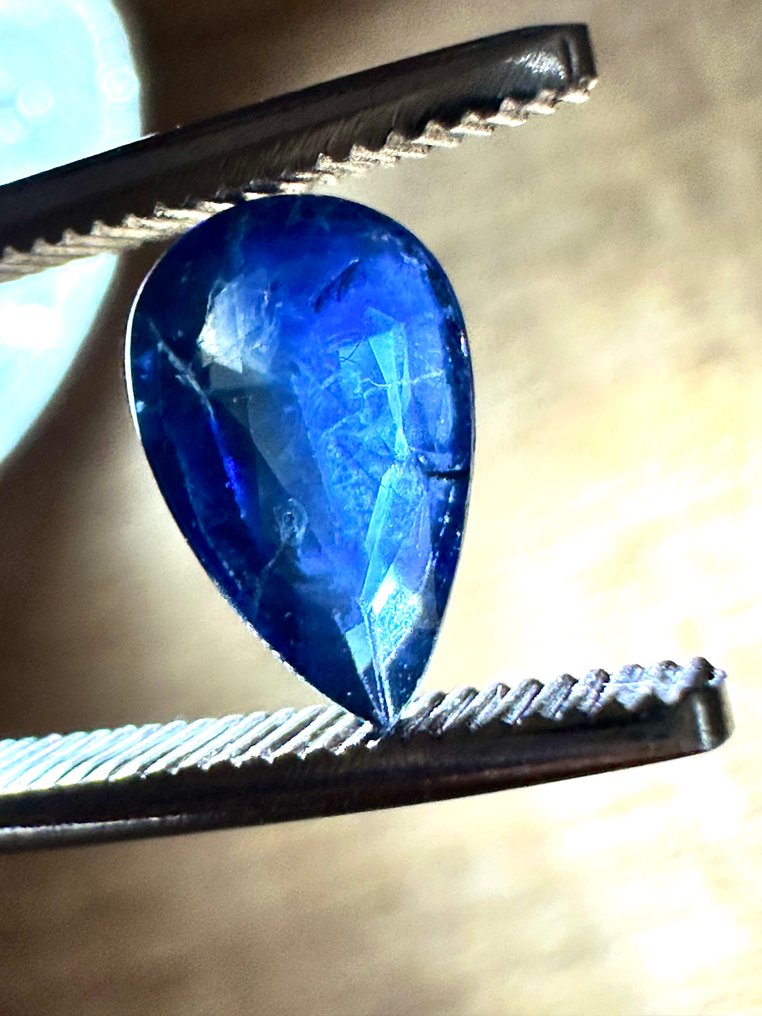 Ungewöhnlicher vollständig transparenter, augenreiner Top-Farb facettierter Saphir Kristall. 100 % - Höhe: 7.5 mm - Breite: 5.5 mm- 0.18 g #1.0