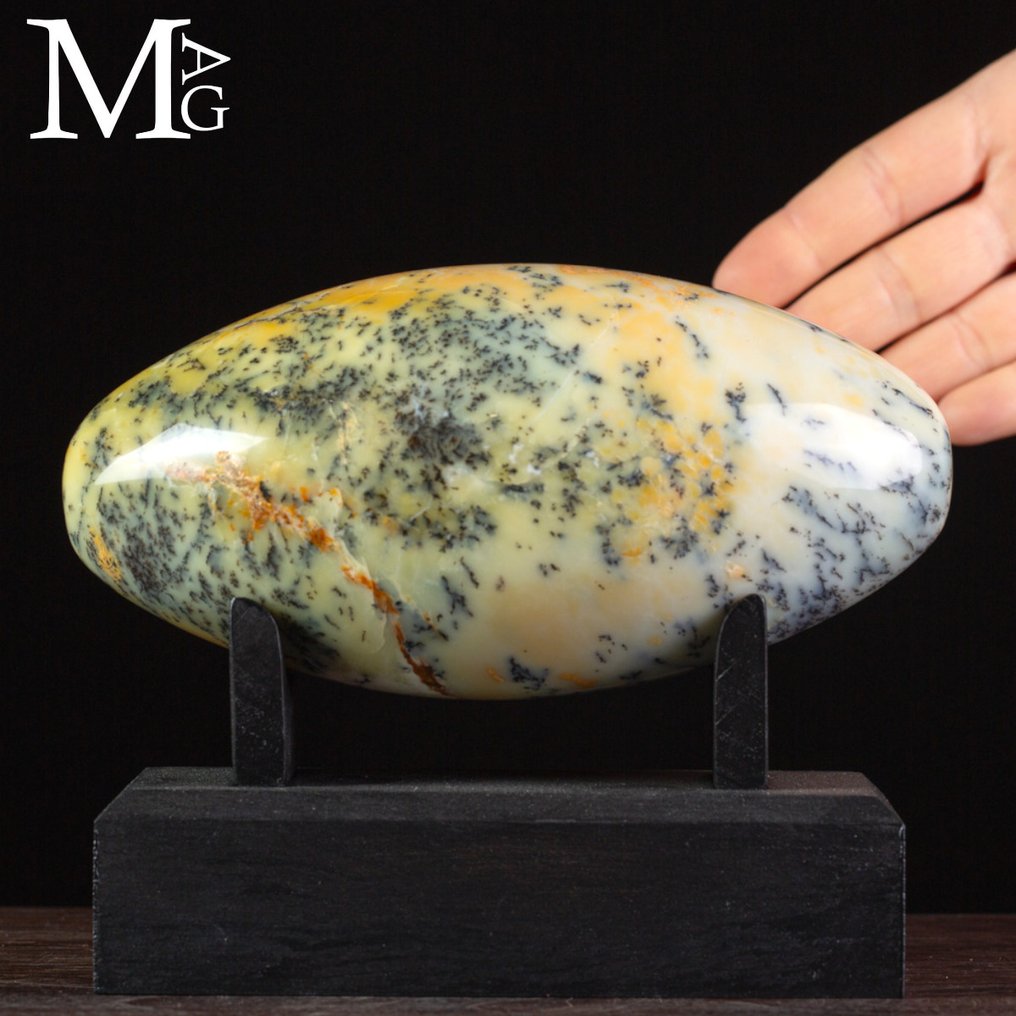 Shiva Lingam i dendritisk opal – symbol på forbindelse med jorden. - Højde: 170 mm - Bredde: 140 mm- 1690 g #1.0