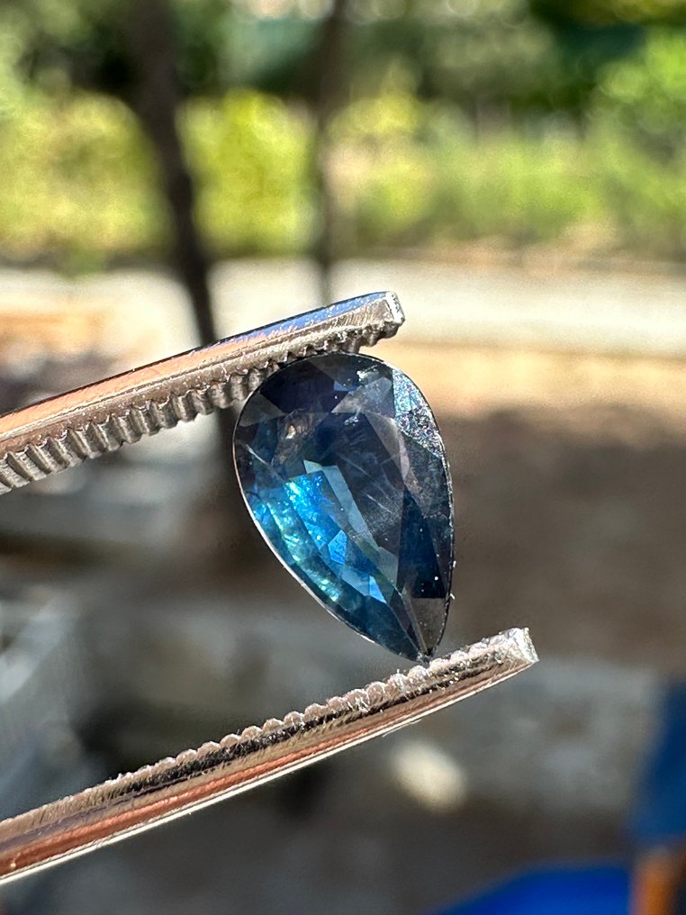 Ungewöhnlicher vollständig transparenter, augenreiner Top-Farb facettierter Saphir Kristall. 100 % - Höhe: 7.5 mm - Breite: 5.5 mm- 0.18 g #2.1