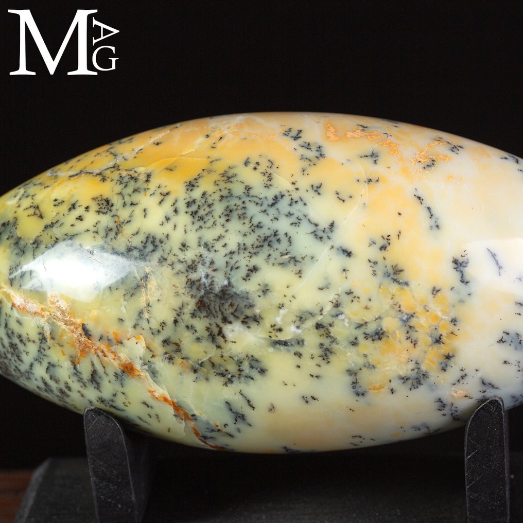 Shiva Lingam i dendritisk opal – symbol på forbindelse med jorden. - Højde: 170 mm - Bredde: 140 mm- 1690 g #3.2