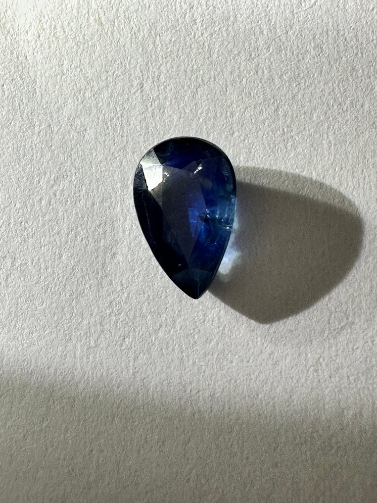 Ungewöhnlicher vollständig transparenter, augenreiner Top-Farb facettierter Saphir Kristall. 100 % - Höhe: 7.5 mm - Breite: 5.5 mm- 0.18 g #1.0