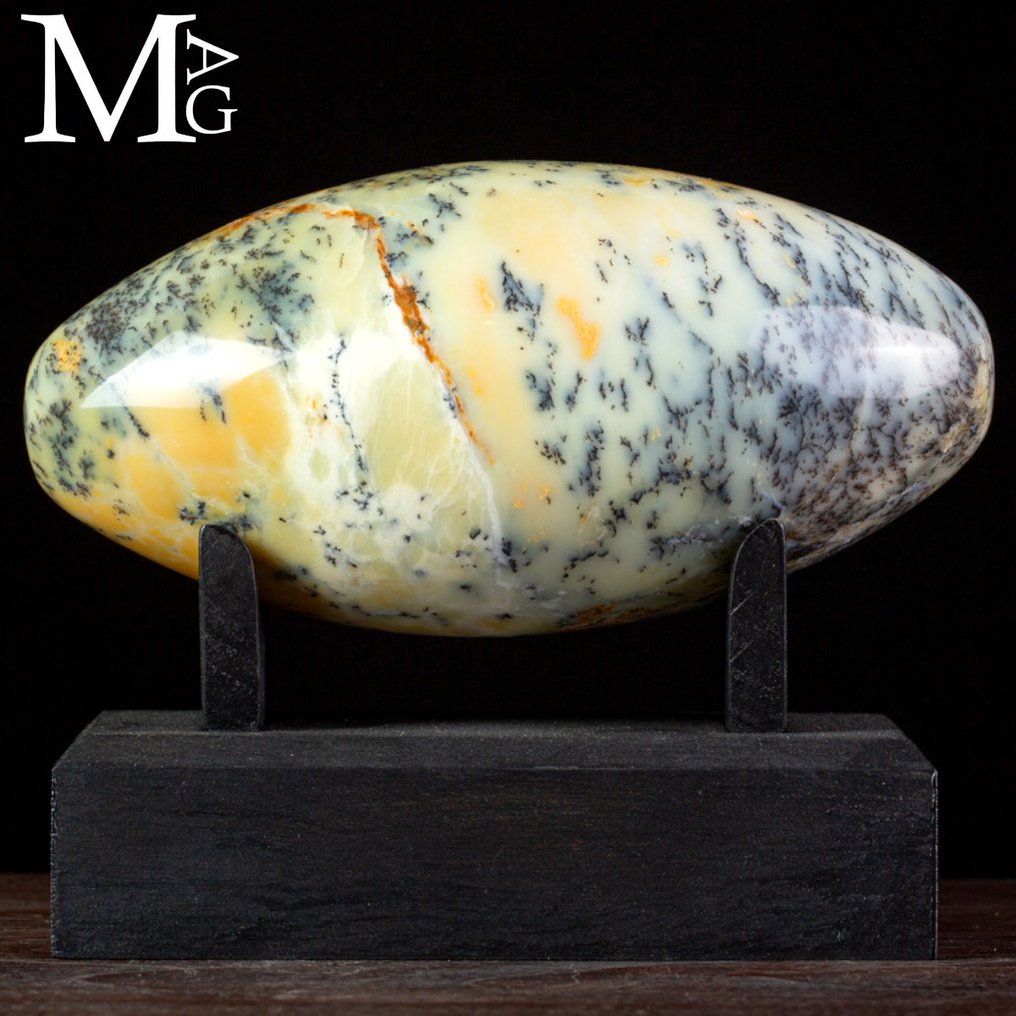 Shiva Lingam i dendritisk opal – symbol på forbindelse med jorden. - Højde: 170 mm - Bredde: 140 mm- 1690 g #2.1