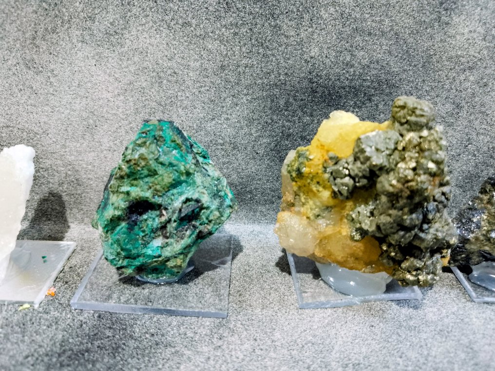 zeolite, fluorite, emimorphite, chalcedony, pyrite Mineral Collection - Height: 40 cm - Width: 60 cm- 1850 g - (30) #1.0