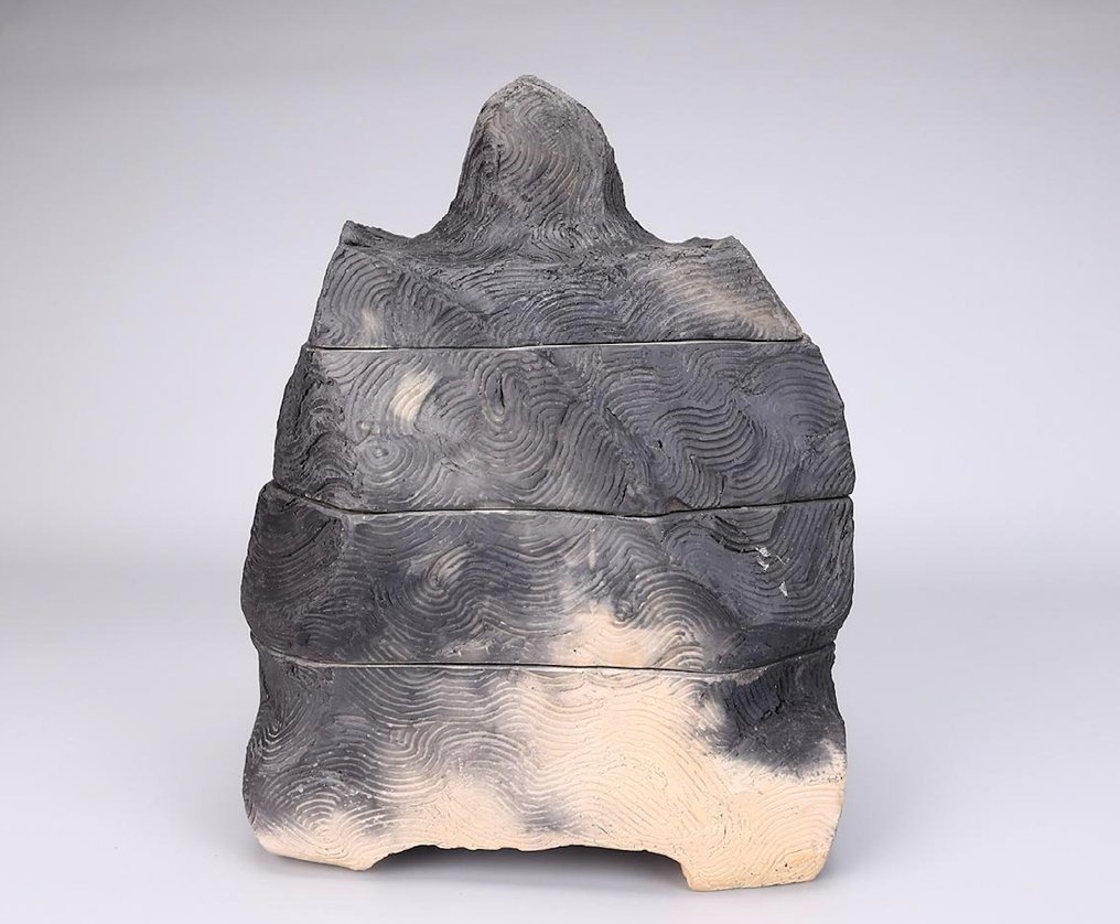 Futamono with Carved Wave Patterns and Luminous Gold Interior - Stoneware - 坂田甚内 Jinnai Sakata (1943–) - Japan - 1900-2000 #1.0