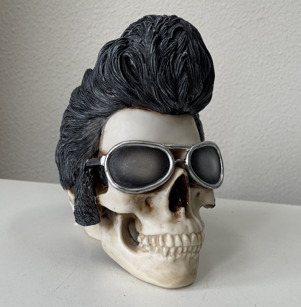 ELVIS PRESLY - sculptuur, Skull with pompadour and goggles - 21.5 cm - Hars #1.0