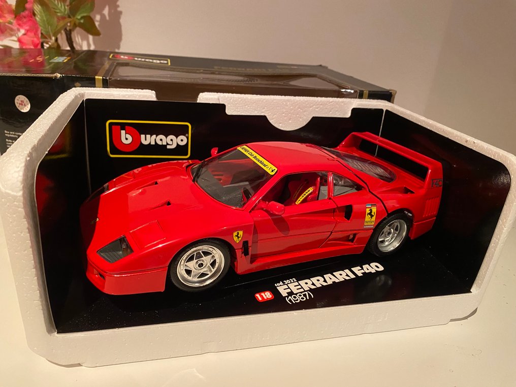 Bburago 1:18 - Machetă mașină - Ferrari F40 #2.1
