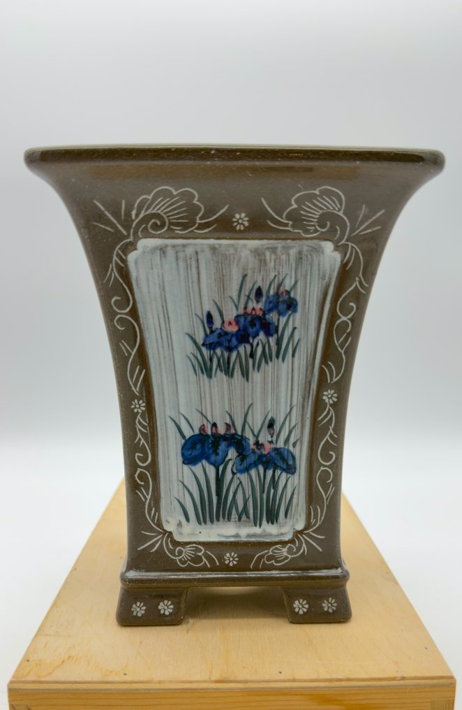 Ιαπωνική γλάστρα για μπονσάι Koyo Tokoname – διακόσμηση με μπλε υαλωμένα ίρις – υπογεγραμμένο – - Πήλινα, Κεραμικό - Koyo - Ιαπωνία - Late 20th century #1.0