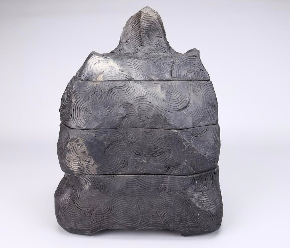 Futamono with Carved Wave Patterns and Luminous Gold Interior - Stoneware - 坂田甚内 Jinnai Sakata (1943–) - Japan - 1900-2000 #1.0