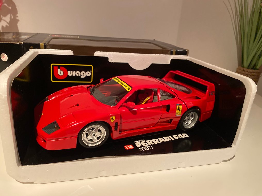 Bburago 1:18 - Machetă mașină - Ferrari F40 #2.1