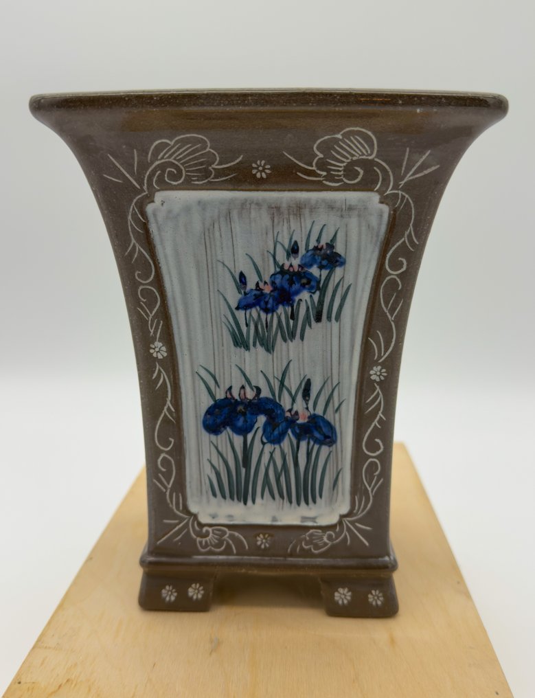 Ιαπωνική γλάστρα για μπονσάι Koyo Tokoname – διακόσμηση με μπλε υαλωμένα ίρις – υπογεγραμμένο – - Πήλινα, Κεραμικό - Koyo - Ιαπωνία - Late 20th century #2.1