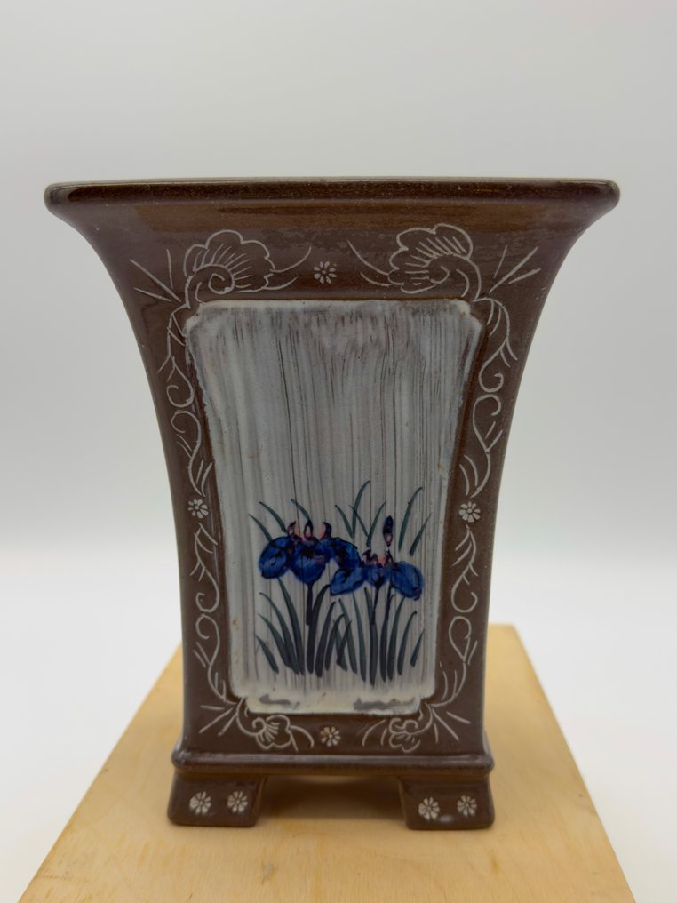 Ιαπωνική γλάστρα για μπονσάι Koyo Tokoname – διακόσμηση με μπλε υαλωμένα ίρις – υπογεγραμμένο – - Πήλινα, Κεραμικό - Koyo - Ιαπωνία - Late 20th century #1.0