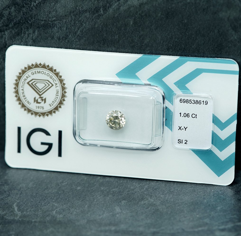 没有保留价 - 1 pcs 钻石  (天然色彩的)  - 1.06 ct - 圆形 - Light 稍帶灰色的 黄色 - SI2 微内含二级 - 国际宝石研究院（IGI） #3.2