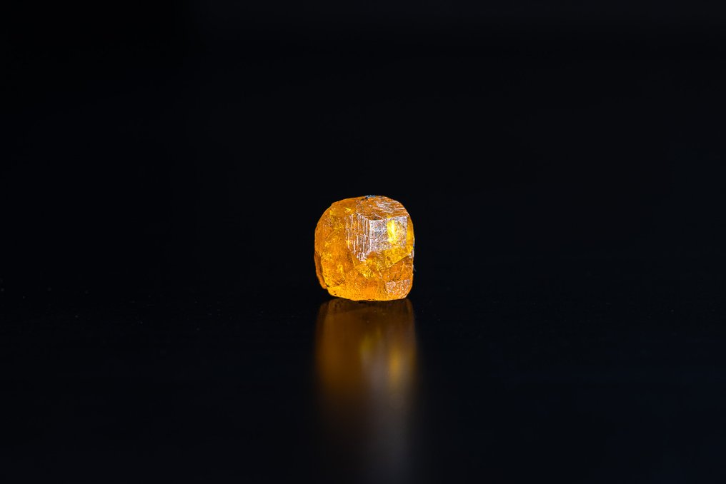 Exceptional Spessartite garnet crystal 1.64 carats - top quality - Height: 6.3 mm - Width: 6.1 mm- 0.33 g - (1) #2.1