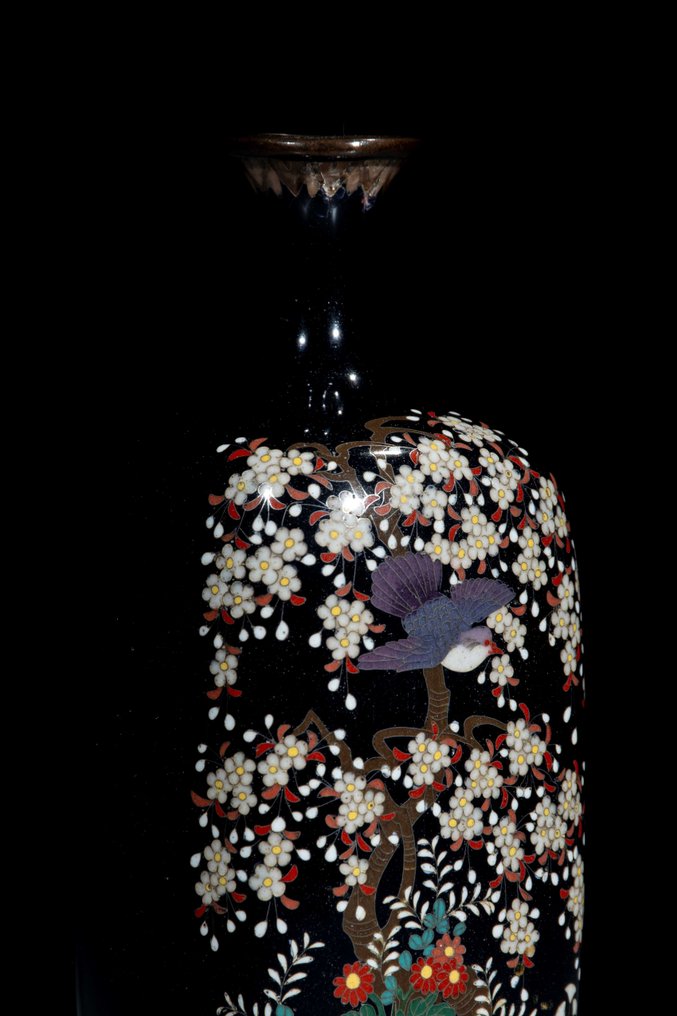 花瓶 - 搪瓷, 一只深蓝色珐琅方形花瓶，带有鸟类和花卉图案。 - 日本 - 明治时期（19世纪后期） #1.0