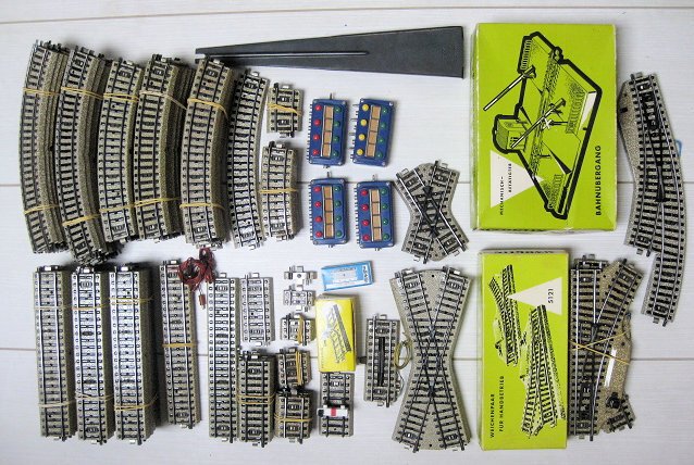 Märklin H0轨 - Div. Cat. nr,s - 模型火车附件 (115) - M Wissels，轨道，脱轨器，阻挡块，平交道，115件分配板 #1.0