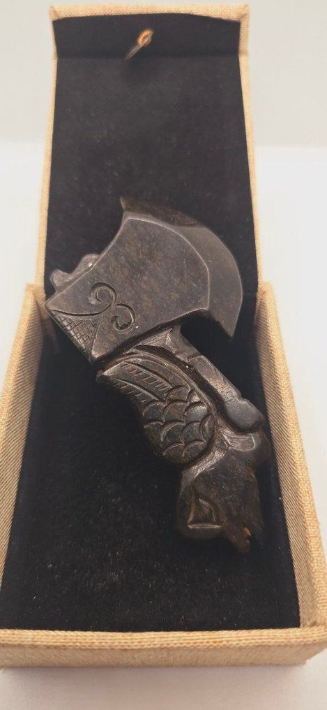 Smukt amulet Hongshan Acha forarbejdet med Fønix-æsen. - Amulet #2.1
